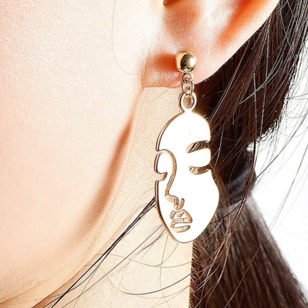 ⬇️ Brandy Melville Gold Face Earring Vintage - Picture 2 of 4